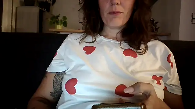 Snapshot of samantaatw chatting on 09/25/25, 10:24 samantaatw online show from 09/25/25, 10:24