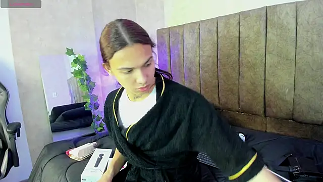 Snapshot of Almaazz chatting on 10/21/25, 08:53 Almaazz online show from 10/21/25, 08:53