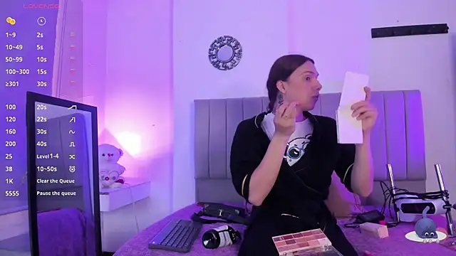 Snapshot of Almaazz chatting on 10/24/25, 02:02 Almaazz online show from 10/24/25, 02:02