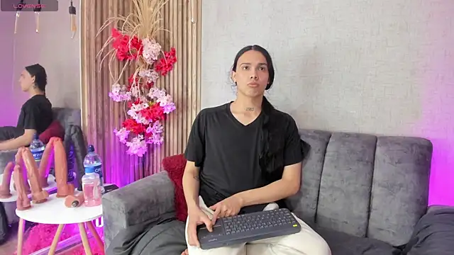 Snapshot of Almaazz chatting on 04/18/26, 04:27 Almaazz online show from 04/18/26, 04:27