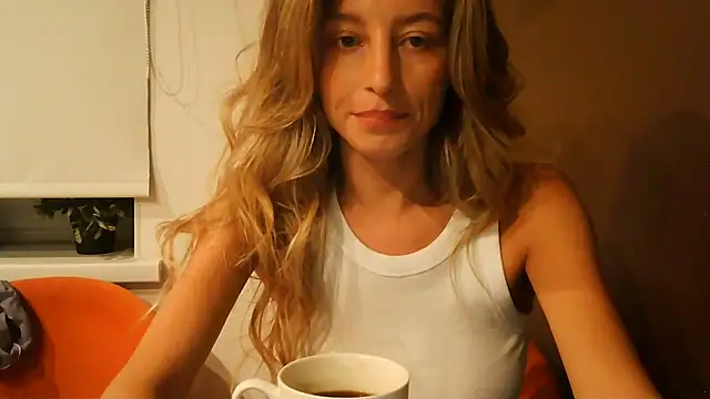 Snapshot of Miralyn chatting on 09/23/25, 04:32 Miralyn online show from 09/23/25, 04:32