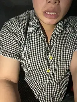 Snapshot of Van_xx chatting on 10/04/25, 02:15 Van xx online show from 10/04/25, 02:15