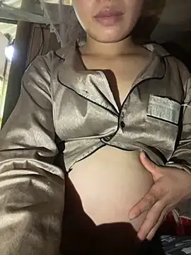 Snapshot of Van_xx chatting on 10/13/25, 03:28 Van xx online show from 10/13/25, 03:28