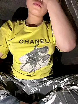 Snapshot of Van_xx chatting on 12/22/25, 02:03 Van xx online show from 12/22/25, 02:03