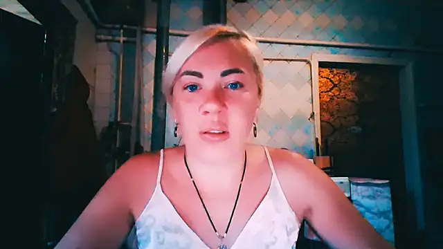 Snapshot of EmmaCat_ chatting on 06/17/26, 04:15 EmmaCat online show from 06/17/26, 04:15
