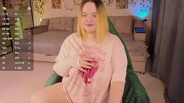 Snapshot of Aki_nohana chatting on 10/14/25, 12:17 Aki nohana online show from 10/14/25, 12:17