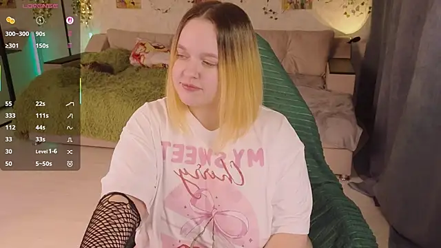 Snapshot of Aki_nohana chatting on 10/24/25, 01:07 Aki nohana online show from 10/24/25, 01:07