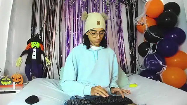 EthanBlackwoodd online show from 10/28/25, 07:38