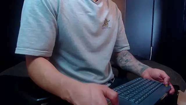 Snapshot of RichardMilleer chatting on 12/22/25, 03:31 RichardMilleer online show from 12/22/25, 03:31