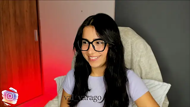 Snapshot of val_varago chatting on 10/14/25, 12:11 val varago online show from 10/14/25, 12:11