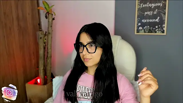 Snapshot of val_varago chatting on 11/03/25, 02:24 val varago online show from 11/03/25, 02:24