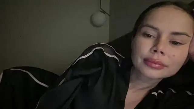 Snapshot of Orlinah chatting on 11/18/25, 04:00 Orlinah online show from 11/18/25, 04:00