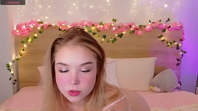 Snapshot of Lilith_Bonheur chatting on 09/15/25, 03:56 Lilith Bonheur online show from 09/15/25, 03:56