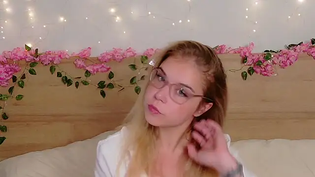 Snapshot of Lilith_Bonheur chatting on 10/15/25, 08:09 Lilith Bonheur online show from 10/15/25, 08:09