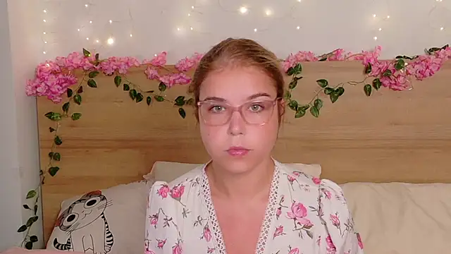 Snapshot of Lilith_Bonheur chatting on 10/16/25, 08:10 Lilith Bonheur online show from 10/16/25, 08:10