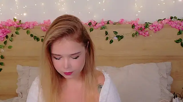 Snapshot of Lilith_Bonheur chatting on 10/23/25, 08:07 Lilith Bonheur online show from 10/23/25, 08:07