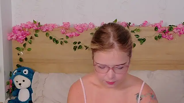 Snapshot of Lilith_Bonheur chatting on 10/26/25, 08:15 Lilith Bonheur online show from 10/26/25, 08:15