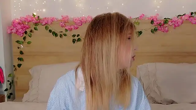 Snapshot of Lilith_Bonheur chatting on 10/29/25, 08:43 Lilith Bonheur online show from 10/29/25, 08:43