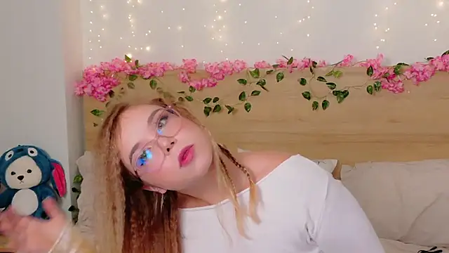 Snapshot of Lilith_Bonheur chatting on 10/30/25, 08:31 Lilith Bonheur online show from 10/30/25, 08:31