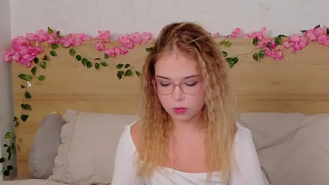 Snapshot of Lilith_Bonheur chatting on 10/31/25, 08:32 Lilith Bonheur online show from 10/31/25, 08:32