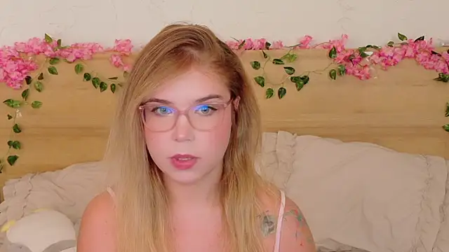 Snapshot of Lilith_Bonheur chatting on 11/03/25, 09:05 Lilith Bonheur online show from 11/03/25, 09:05