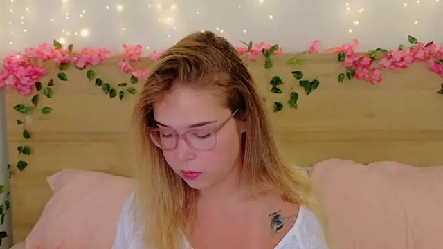 Snapshot of Lilith_Bonheur chatting on 11/20/25, 10:09 Lilith Bonheur online show from 11/20/25, 10:09