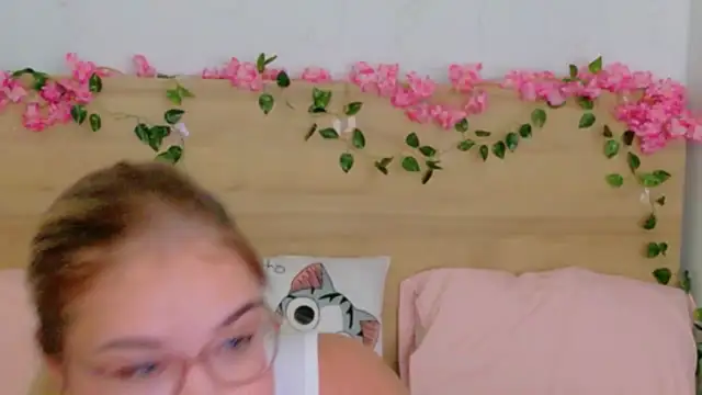 Snapshot of Lilith_Bonheur chatting on 11/21/25, 10:52 Lilith Bonheur online show from 11/21/25, 10:52