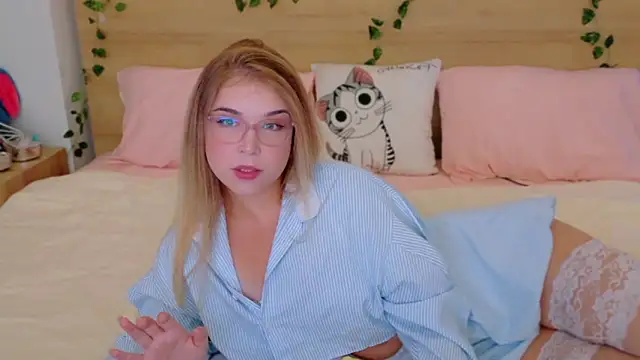 Snapshot of Lilith_Bonheur chatting on 11/23/25, 05:57 Lilith Bonheur online show from 11/23/25, 05:57