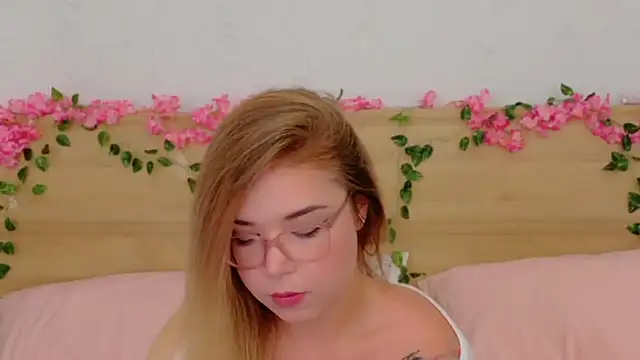 Snapshot of Lilith_Bonheur chatting on 11/24/25, 10:09 Lilith Bonheur online show from 11/24/25, 10:09