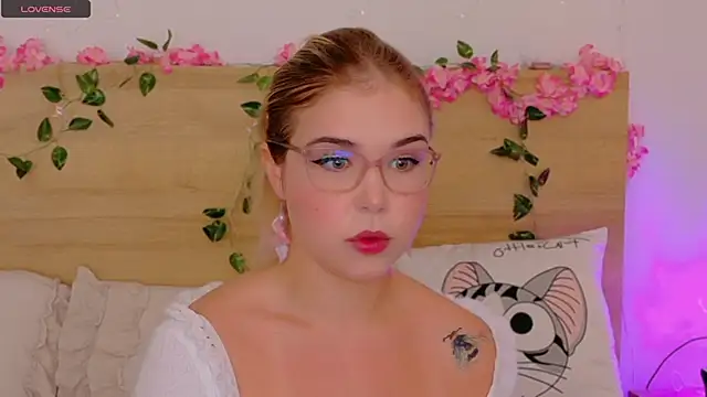 Snapshot of Lilith_Bonheur chatting on 11/26/25, 01:23 Lilith Bonheur online show from 11/26/25, 01:23