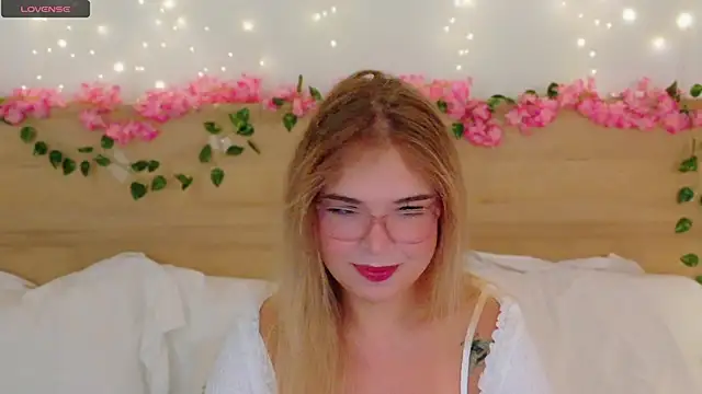 Snapshot of Lilith_Bonheur chatting on 12/04/25, 09:23 Lilith Bonheur online show from 12/04/25, 09:23