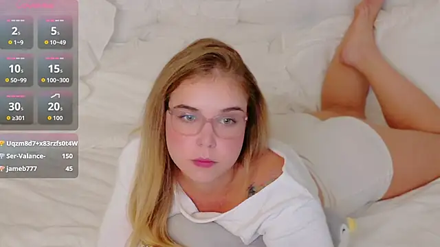 Snapshot of Lilith_Bonheur chatting on 12/14/25, 05:18 Lilith Bonheur online show from 12/14/25, 05:18