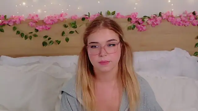 Snapshot of Lilith_Bonheur chatting on 12/19/25, 01:34 Lilith Bonheur online show from 12/19/25, 01:34