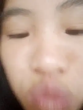 Snapshot of Luyen004 chatting on 09/29/25, 12:27 Luyen004 online show from 09/29/25, 12:27