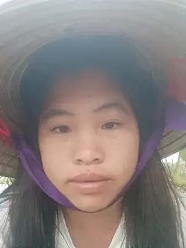 Snapshot of Luyen004 chatting on 01/17/26, 12:04 Luyen004 online show from 01/17/26, 12:04