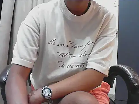 Snapshot of short_girl_ chatting on 09/28/25, 04:45 short girl  online show from 09/28/25, 04:45