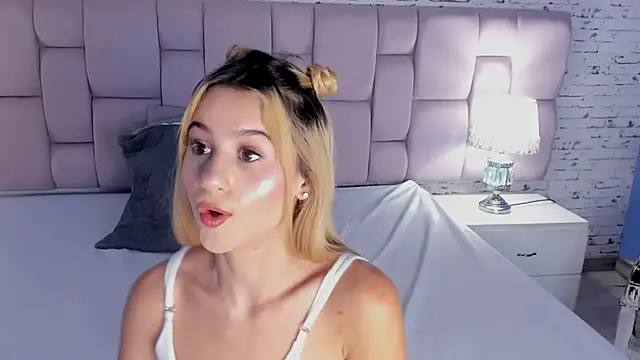 Snapshot of ChloeLaurentt chatting on 10/18/25, 04:37 ChloeLaurentt online show from 10/18/25, 04:37