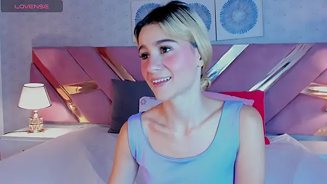 Snapshot of ChloeLaurentt chatting on 11/12/25, 01:22 ChloeLaurentt online show from 11/12/25, 01:22