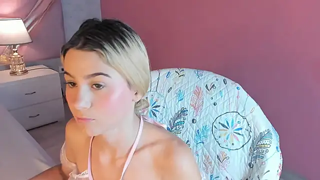 Snapshot of ChloeLaurentt chatting on 11/21/25, 02:49 ChloeLaurentt online show from 11/21/25, 02:49