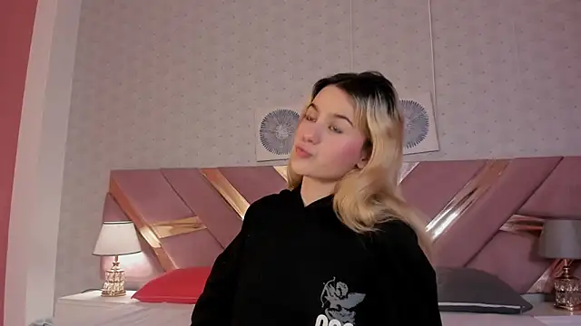 Snapshot of ChloeLaurentt chatting on 12/03/25, 12:58 ChloeLaurentt online show from 12/03/25, 12:58