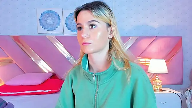 Snapshot of ChloeLaurentt chatting on 12/04/25, 02:15 ChloeLaurentt online show from 12/04/25, 02:15