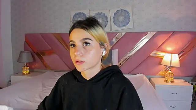 Snapshot of ChloeLaurentt chatting on 12/14/25, 02:22 ChloeLaurentt online show from 12/14/25, 02:22