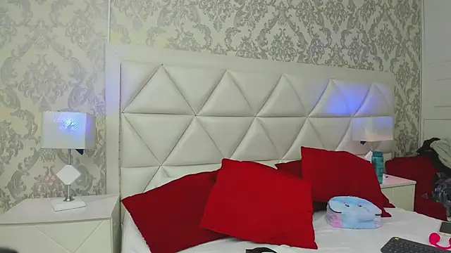 Snapshot of LaylaaDoll chatting on 12/15/25, 07:07 LaylaaDoll online show from 12/15/25, 07:07