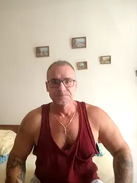 Snapshot of chcem1975 chatting on 09/15/25, 11:43 chcem1975 online show from 09/15/25, 11:43