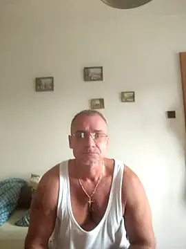 Snapshot of chcem1975 chatting on 09/16/25, 07:42 chcem1975 online show from 09/16/25, 07:42