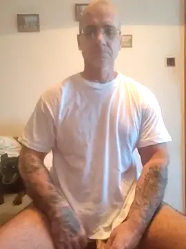 Snapshot of chcem1975 chatting on 10/04/25, 07:28 chcem1975 online show from 10/04/25, 07:28