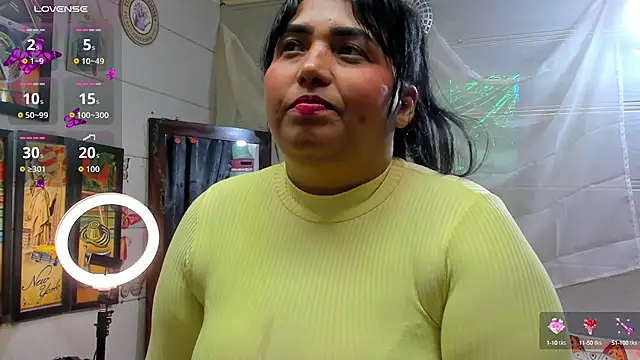 Snapshot of Girl_luna_ chatting on 09/19/25, 06:41 Girl luna online show from 09/19/25, 06:41