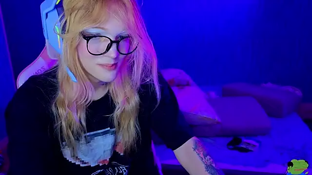 Snapshot of bekvafluttershy chatting on 11/21/25, 01:37 bekvafluttershy online show from 11/21/25, 01:37