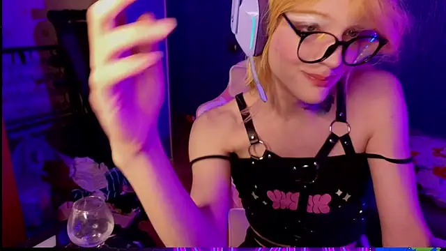 Snapshot of bekvafluttershy chatting on 11/22/25, 01:04 bekvafluttershy online show from 11/22/25, 01:04