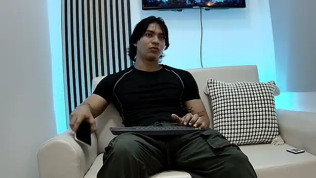 Snapshot of toji_luxxer chatting on 09/15/25, 11:43 toji luxxer online show from 09/15/25, 11:43